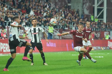 Bükreş, Romanya. 9. Sep, 2024: Claudiu Micovschi (R) Romen 2024-2025 sezonunun ilk futbol ligi Superliga 'nın dokuzuncu turunda FC Rapid ve U Cluj arasında oynanan U Cluj' dan Alexandru Chipciu (L) ile top mücadelesi.
