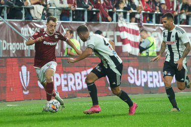 Bükreş, Romanya. 9. Sep, 2024: Claudiu Micovschi (L) Romen 2024-2025 sezonunun ilk futbol ligi Superliga 'nın dokuzuncu turunda FC Rapid ve U Cluj arasında oynanan U Cluj' dan Alexandru Chipciu (R) ile top mücadelesi.