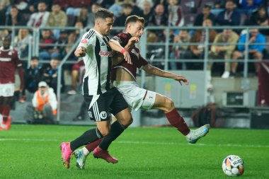 Bükreş, Romanya. 9. Sep, 2024: Claudiu Micovschi (R) Romen 2024-2025 sezonunun ilk futbol ligi Superliga 'nın dokuzuncu turunda FC Rapid ve U Cluj arasında oynanan U Cluj' dan Alexandru Chipciu (L) ile top mücadelesi.