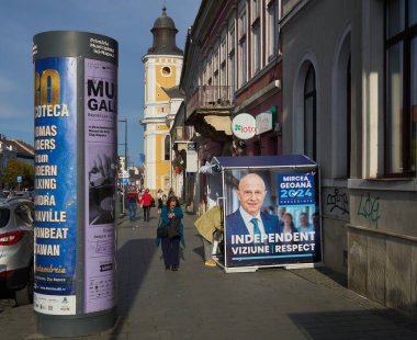 Cluj-Napoca, Romanya. 20 Eylül 2024: Eski NATO Genel Sekreter Yardımcısı Mircea Geoana ve Romanya 'nın bağımsız cumhurbaşkanlığı adayının seçim çadırının önünden geçenler.