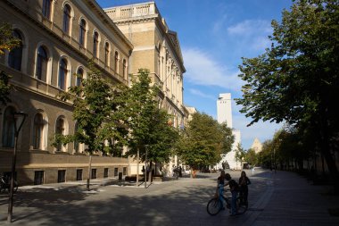 Cluj-Napoca, Romanya. 20 Eylül 2024: Mihail Kogalniceanu Caddesi 'ndeki Babes-Bolyai Üniversitesi merkez binası.