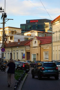 Cluj-Napoca, Romanya. 20 Eylül 2024: Alman çokuluslu mühendislik ve teknoloji şirketi Bosch 'un logosu Bosch Mühendislik Merkezi' nin tepesinde görüldü.