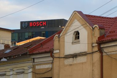 Cluj-Napoca, Romanya. 20 Eylül 2024: Alman çokuluslu mühendislik ve teknoloji şirketi Bosch 'un logosu Bosch Mühendislik Merkezi' nin tepesinde görüldü.