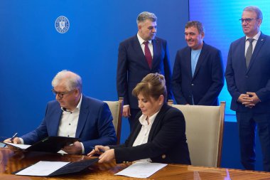 Bükreş, Romanya. 30. Sep, 2024: Marcel Ciolacu (solda), Gheorghe Hagi (ortada), 