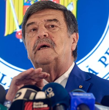 Bükreş, Romanya. 1 Ekim 2024: Romanya Kalıcı Seçim Dairesi Başkanı Toni Grebla, cumhurbaşkanlığı ve parlamento seçimlerine ilişkin hazırlıklar hakkında basın toplantısı düzenledi.