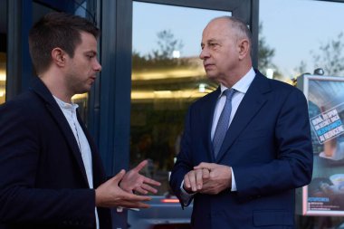 Bükreş, Romanya. 2 Ekim 2024: Romanya cumhurbaşkanlığı için bağımsız aday olan eski NATO Genel Sekreter Yardımcısı Mircea Geoana (R), seçim programından 