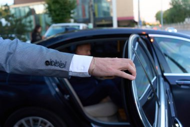 Bükreş, Romanya. 2 Ekim 2024: Romanya cumhurbaşkanlığı için bağımsız aday olan eski NATO Genel Sekreter Yardımcısı Mircea Geoana, 