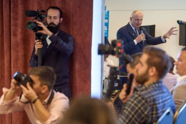 Bucharest, Romania. 2nd Oct, 2024: Former NATO Deputy Secretary General Mircea Geoana (R), independent candidate for the presidency of Romania, speaks during the event 