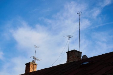 Cluj-Napoca, Romanya. 20 Sep, 2024: Bir binanın tepesine eski bir anten monte edildi. Bu resim sadece editörler içindir..
