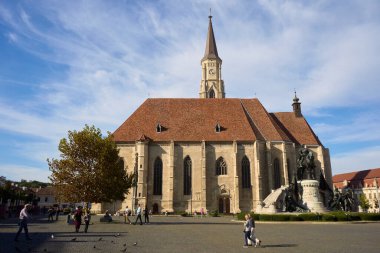 Cluj-Napoca, Romanya. 20 Eylül 2024: Romano-Katolik Kilisesi Aziz Michael, 1349-1480, Union Square 'de, Cluj-Napoca' nın merkezinde..