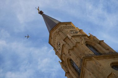 Cluj-Napoca, Romanya. 20 Eylül 2024: LOT Polonya Hava Yolları 'nın Cluj' dan Varşova 'ya uçuşu, Romano-Katolik Kilisesi Aziz Michael üzerinde, 1349-1480, Union Meydanı' nda görüldü..