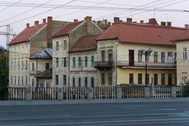Cluj-Napoca, Romanya. 20 Sep, 2024: Somesul Mic Kanalı 'nın kıyısında, Kral Ferdinand Caddesi' nden Mihai Viteazu Meydanı 'na bakan eski apartman blokları. Sadece yazı işleri için resim.