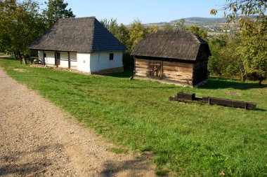 Cluj-Napoca, Romanya. 21. Sep, 2024: Çömlekçi evi, Leheceni köyü (L), 18. yüzyıl, Bihor ilçesi, limon yakmak için fırın, Baba köyü, Maramures, Romulus Vuia Ulusal Etnoğrafya Parkı.