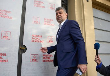 Bükreş, Romanya. 15 Ekim 2024: Sosyal Demokrat Parti (PSD) genel başkanı Marcel Ciolacu ve Romanya başbakanı, PSD Ulusal Siyasi Konseyi 'nin Bükreş' teki genel merkezinde yaptıkları toplantıya geldiler.