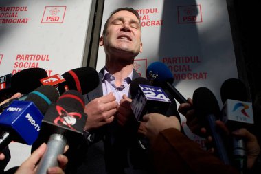 Bükreş, Romanya. 15 Ekim 2024: Sektör 3 belediye başkanı Robert Negoita, Sosyal Demokrat Parti (PSD) Ulusal Siyasi Konseyi 'nin Bükreş' teki genel merkezinde gerçekleşen toplantısı sonrasında basına konuştu..