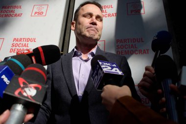 Bükreş, Romanya. 15 Ekim 2024: Sektör 3 belediye başkanı Robert Negoita, Sosyal Demokrat Parti (PSD) Ulusal Siyasi Konseyi 'nin Bükreş' teki genel merkezinde gerçekleşen toplantısı sonrasında basına konuştu..