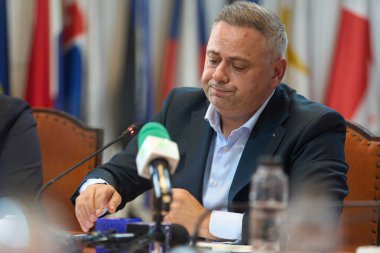 Bükreş, Romanya. 15 Ekim 2024: Romanya Tarım ve Kırsal Kalkınma Bakanı Florin Ionut Barbu, Bükreş 'teki bakanlık genel merkezinde basın toplantısı düzenledi.