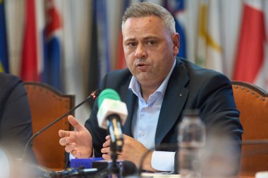 Bükreş, Romanya. 15 Ekim 2024: Romanya Tarım ve Kırsal Kalkınma Bakanı Florin Ionut Barbu, Bükreş 'teki bakanlık genel merkezinde basın toplantısı düzenledi.