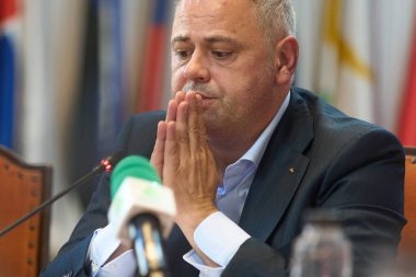Bükreş, Romanya. 15 Ekim 2024: Romanya Tarım ve Kırsal Kalkınma Bakanı Florin Ionut Barbu, Bükreş 'teki bakanlık genel merkezinde basın toplantısı düzenledi.