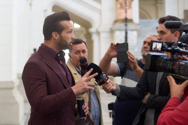 Bükreş, Romanya. 15 Ekim 2024: Tristan Tate (L) Bükreş Temyiz Mahkemesi 'nde basına konuştu.