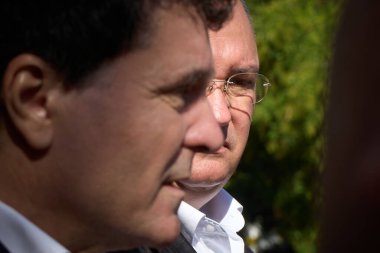 Bükreş, Romanya. 18 Ekim 2024: Nicolae Ciuca (R), Ulusal Liberal Parti (PNL) genel başkanı ve Romanya Cumhurbaşkanlığı adayı, Bükreş Belediye Başkanı Nicusor Dan 'in (L) konuşmasına kulak verin.