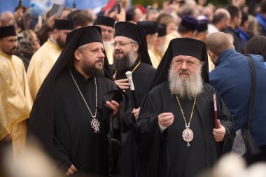 Bükreş, Romanya. 24 Ekim 2024: Bükreş Ortodoks Başpiskoposluğu Piskoposu Cenapları Peder Timotei Prahoveanul (R), Bükreş 'in koruyucusu Yeni Demetrius' un geçit törenine katıldı..