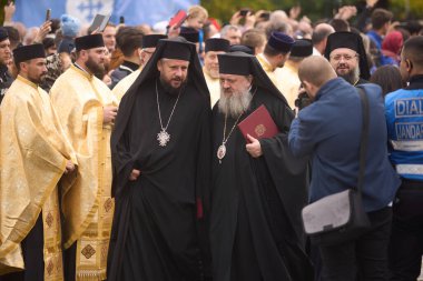 Bükreş, Romanya. 24 Ekim 2024: Bükreş Ortodoks Başpiskoposluğu Piskoposu Cenapları Peder Timotei Prahoveanul (C-R), Bükreş 'in koruyucusu Yeni Demetrius' un geçit törenine katıldı..
