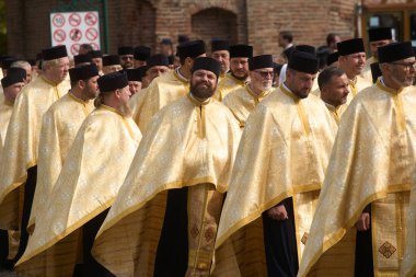 Bükreş, Romanya. 24 Ekim 2024: Bükreş 'in koruyucusu Yeni Aziz Demetrius' un geçit töreni sırasında Romen Ortodoks Patriklik Katedrali etrafındaki sokaklarda Ortodoks rahipler.