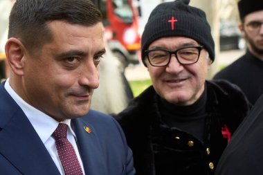Bükreş, Romanya. 24 Ekim 2024: Romanya Birleşme İttifakı (AUR) başkanı ve Romanya cumhurbaşkanlığı adayı George Simion (L) ve Romanya futbol takımı FCSB 'nin sahibi George Becali (R) Sain Sain' in geçit törenine katıldılar.