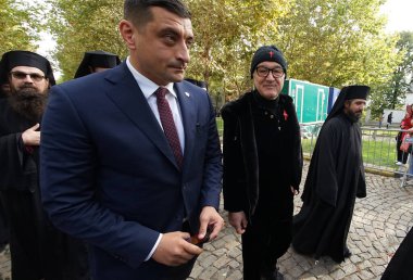 Bükreş, Romanya. 24 Ekim 2024: Romanya Birleşme İttifakı (AUR) başkanı George Simion (C-L) ve Romanya futbol takımı FCSB 'nin sahibi George Becali (C-R), FCSB' nin geçit törenine katıldı. 