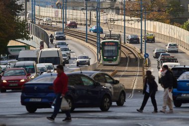 Bükreş, Romanya. 4 Kasım 2024: ASTRA Imperio Metropolitan, Romen çift eklemli tramvay, Basarab Üstgeçidi üzerinde alçak taban ve yüksek ulaşım kapasitesine sahip.