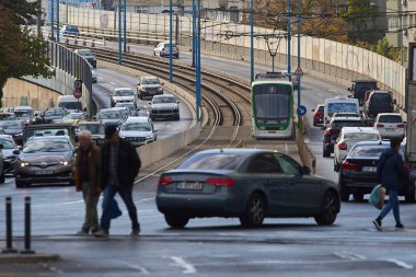 Bükreş, Romanya. 4 Kasım 2024: ASTRA Imperio Metropolitan, Romen çift eklemli tramvay, Basarab Üstgeçidi üzerinde alçak taban ve yüksek ulaşım kapasitesine sahip.