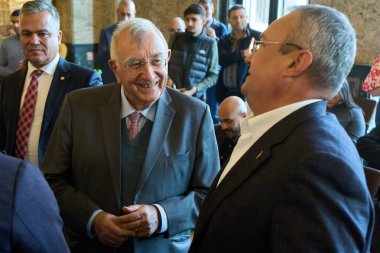 Bükreş, Romanya. 4 Kasım 2024: Andrei Ioan Şiliman (C), 1. Bölge eski belediye başkanı, Ulusal Liberal Parti genel başkanı Nicolae Ciuca (R) ile konuşuyor. 