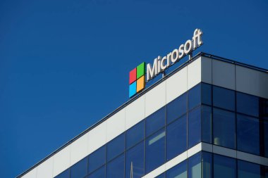 Bükreş, Romanya - 4 Kasım 2024: Microsoft logosu Romanya 'nın Bükreş kentindeki genel merkezinin üzerinde görülüyor. Bu resim sadece editörler içindir..