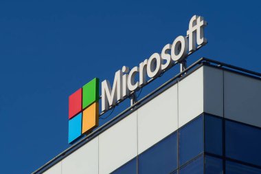 Bükreş, Romanya - 4 Kasım 2024: Microsoft logosu Romanya 'nın Bükreş kentindeki genel merkezinin üzerinde görülüyor. Bu resim sadece editörler içindir..