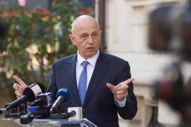 Bükreş, Romanya. 7 Kasım 2024: Eski NATO Genel Sekreter Yardımcısı Romanya Cumhurbaşkanlığı adayı Mircea Geoana, Bükreş belediye başkanı Nicusor Dan (resimde değil) ile görüşmesi sonrasında basın mensuplarına konuştu.