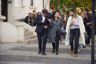 Bükreş, Romanya. 7 Kasım 2024: Bükreş belediye başkanı Nicusor Dan, Romanya Cumhurbaşkanlığı adayı Mircea Geoana (resimde değil) ile görüşmesi sonrasında, eski NATO Genel Sekreter Yardımcısı, Bükreş 'teki genel merkezinde ayrılıyor.