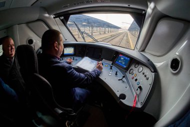 Bükreş, Romanya. 20 Kasım 2024: Romanya Demiryolları (CFR) tarafından bugün dolaşıma konan yeni altı arabalı Alstom Coradia Stream elektrikli yolcu treni Kuzey Tren İstasyonu 'ndan ayrılmak üzere.