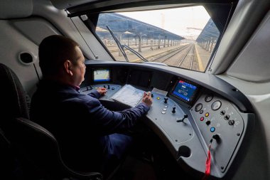 Bükreş, Romanya. 20 Kasım 2024: Romanya Demiryolları (CFR) tarafından bugün dolaşıma konan yeni altı arabalı Alstom Coradia Stream elektrikli yolcu treni Kuzey Tren İstasyonu 'ndan ayrılmak üzere.