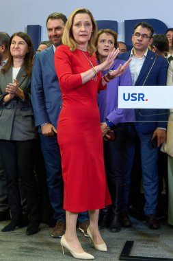 Bükreş, Romanya. 24 Kasım 2024: Romanya Cumhurbaşkanlığı adayı ve Romanya 'yı Kurtarma Birliği (USR) Başkanı Elena Lasconi, Romanya Cumhurbaşkanı seçimlerinin ilk turunda sandıkların kapanması sonrasında basın toplantısı düzenledi.. 