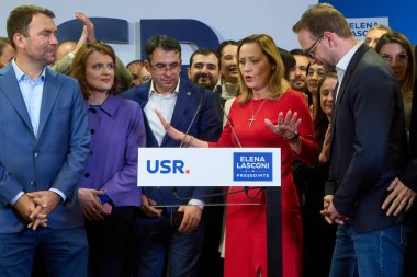 Bükreş, Romanya. 24 Kasım 2024: Romanya Cumhurbaşkanlığı adayı ve Romanya 'yı Kurtarma Birliği (USR) Başkanı Elena Lasconi, Romanya Cumhurbaşkanı seçimlerinin ilk turunda sandıkların kapanması sonrasında basın toplantısı düzenledi.. 
