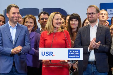 Bükreş, Romanya. 24 Kasım 2024: Romanya Cumhurbaşkanlığı adayı ve Romanya 'yı Kurtarma Birliği (USR) Başkanı Elena Lasconi, Romanya Cumhurbaşkanı seçimlerinin ilk turunda sandıkların kapanması sonrasında basın toplantısı düzenledi..