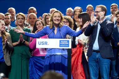 Bükreş, Romanya. 25 Kasım 2024: Romanya 'yı Kurtarma Birliği (USR) Romanya cumhurbaşkanı adayı Elena Lasconi, cumhurbaşkanlığı ikinci tur seçimlerine katıldıktan sonra destekçilerine seslendi.