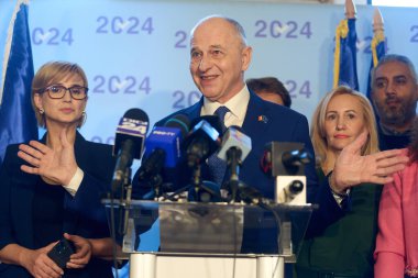 Bükreş, Romanya. 26 Kasım 2024: Eski NATO Genel Sekreter Yardımcısı bağımsız aday Mircea Geoana, Romanya 'da yapılacak cumhurbaşkanlığı seçimlerinin ikinci turuna geçemediği için basın toplantısı düzenledi..