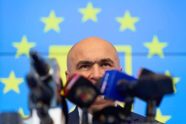 Bükreş, Romanya. 26 Kasım 2024: Ulusal Liberal Parti 'nin (PNL) yeni geçici başkanı, Bihor İlçe Konseyi Başkanı Ilie Bolojan, PNL genel başkanının istifasının ardından partinin geleceği hakkında basın toplantısı düzenledi., 