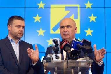 Bükreş, Romanya. 26 Kasım 2024: Ulusal Liberal Parti 'nin (PNL) yeni geçici genel başkanı, Bihor İlçe Konseyi başkanı Ilie Bolojan (R), PNL' nin istifasının ardından partinin geleceği hakkında basın toplantısı düzenledi.