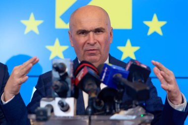 Bükreş, Romanya. 26 Kasım 2024: Ulusal Liberal Parti 'nin (PNL) yeni geçici başkanı, Bihor İlçe Konseyi Başkanı Ilie Bolojan, PNL genel başkanının istifasının ardından partinin geleceği hakkında basın toplantısı düzenledi., 