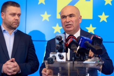 Bükreş, Romanya. 26 Kasım 2024: Ulusal Liberal Parti 'nin (PNL) yeni geçici genel başkanı, Bihor İlçe Konseyi başkanı Ilie Bolojan (R), PNL' nin istifasının ardından partinin geleceği hakkında basın toplantısı düzenledi.
