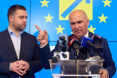 Bükreş, Romanya. 26 Kasım 2024: Ulusal Liberal Parti 'nin (PNL) yeni geçici genel başkanı, Bihor İlçe Konseyi başkanı Ilie Bolojan (R), PNL' nin istifasının ardından partinin geleceği hakkında basın toplantısı düzenledi.