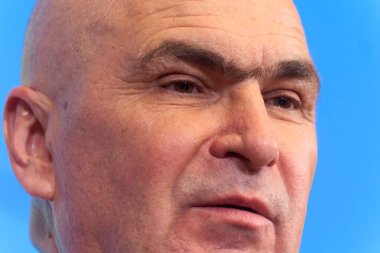 Bükreş, Romanya. 26 Kasım 2024: Ulusal Liberal Parti 'nin (PNL) yeni geçici başkanı, Bihor İlçe Konseyi Başkanı Ilie Bolojan, PNL genel başkanının istifasının ardından partinin geleceği hakkında basın toplantısı düzenledi., 